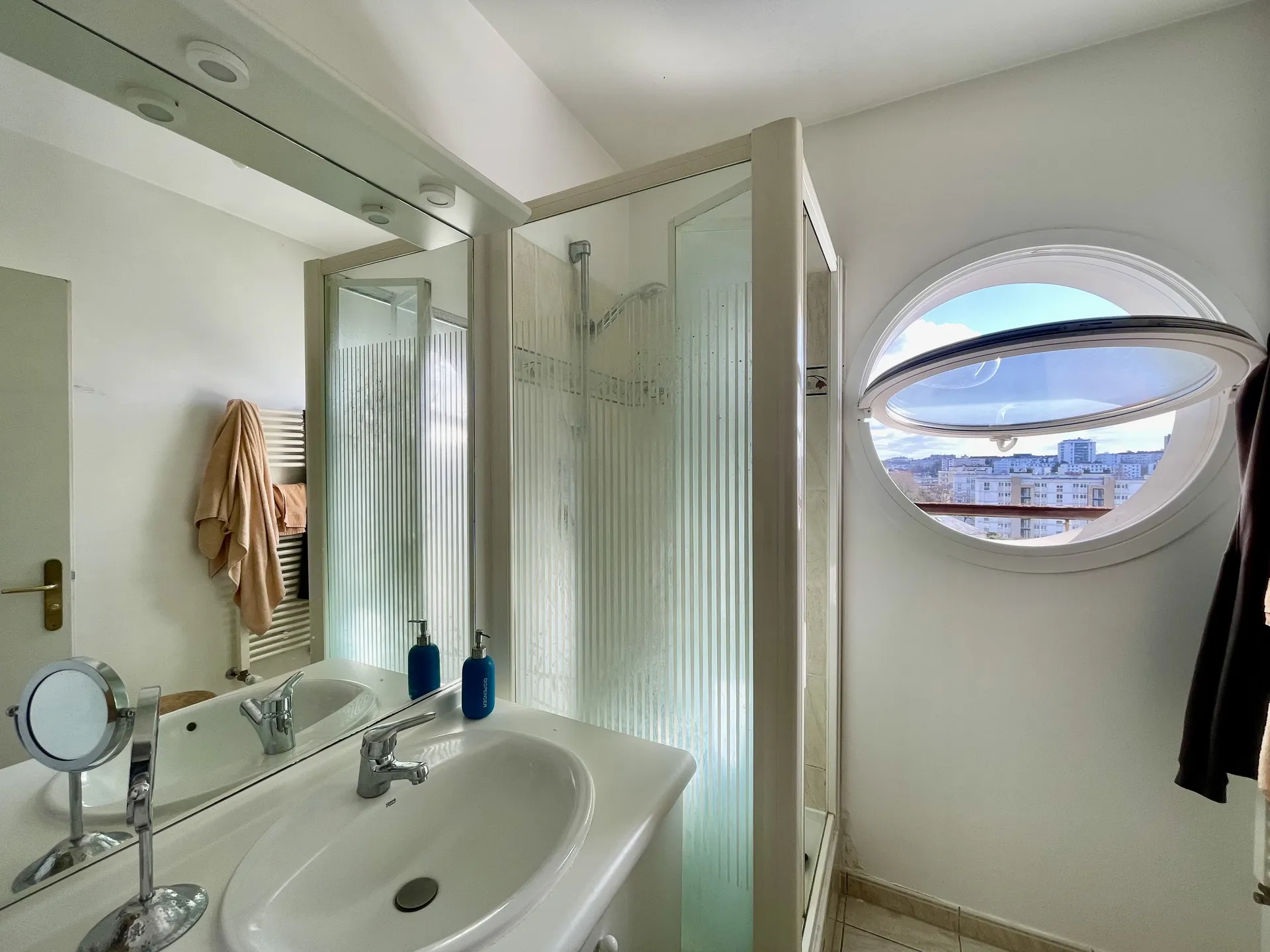 salle d'eau duplex à vendre avec double parking et balcon sur Rueil par Helix immobilier