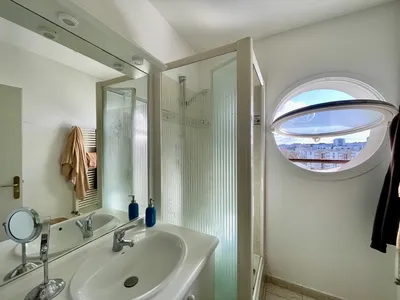 salle d'eau duplex à vendre avec double parking et balcon sur Rueil par Helix immobilier