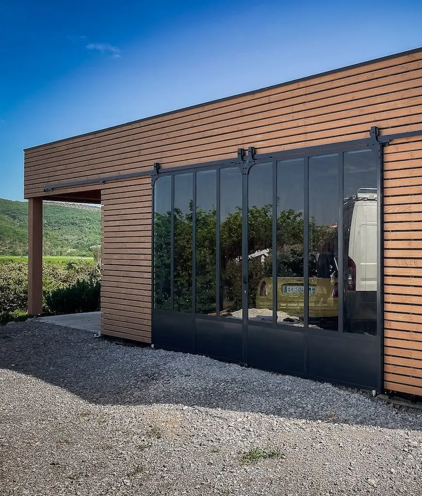 Verrière de garage sur mesure pour transformer un espace de stockage en un atelier lumineux en Ardèche