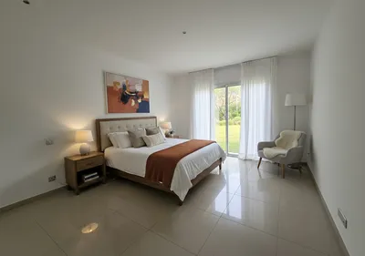 Écrin de Lumière & Vue Mer : L’Art de Vivre Contemporain Laissez-vous séduire par cette villa neuve d’exception, une signature architecturale où chaque ligne a été pensée pour sublimer l'horizon.