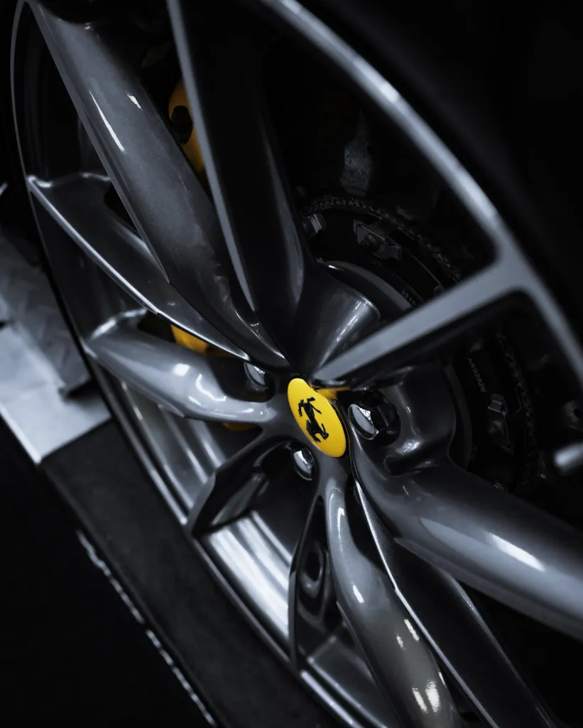 Détails carbone et pose de film de protection PPF XPEL sur une Ferrari 812 GTS près d'Andorre