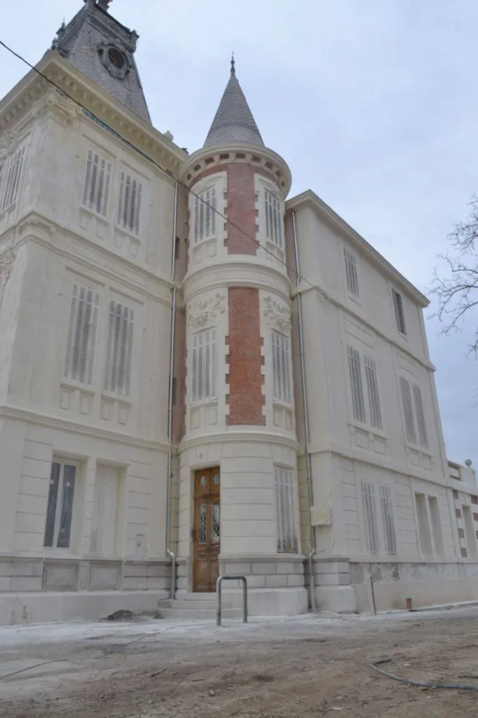 Gouttières traditionnelles en Zinc avec soudure à l'étain Rénovation de gouttières et zinguerie sur un Château à Salon de Provence dans les bouches du Rhône Gouttières traditionnelles en Zinc avec soudure à l'étain Rénovation de gouttières et zinguerie sur un Château à Salon de Provence dans les bouches du Rhône