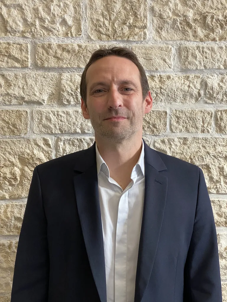 Avoir une estimation gratuite de son bien par l'agence Hélix immobilier au Pecq avec un collaborateur, sérieux et reconnu comme un grand professionnel