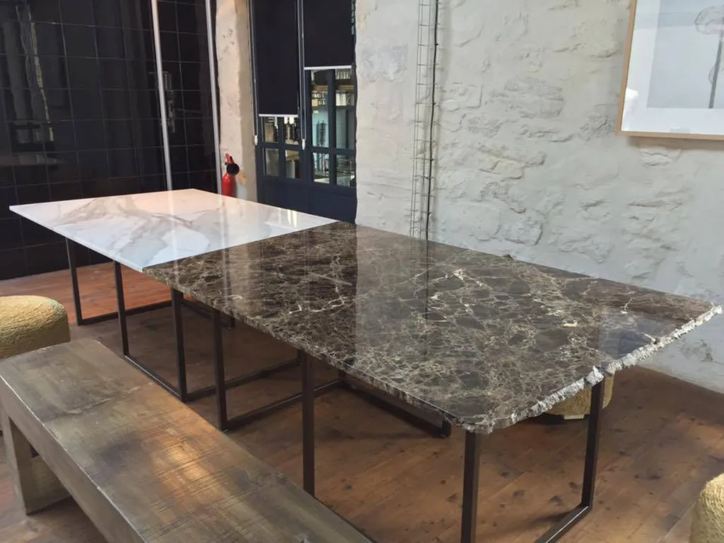 Table avec coupe biaise en marbre