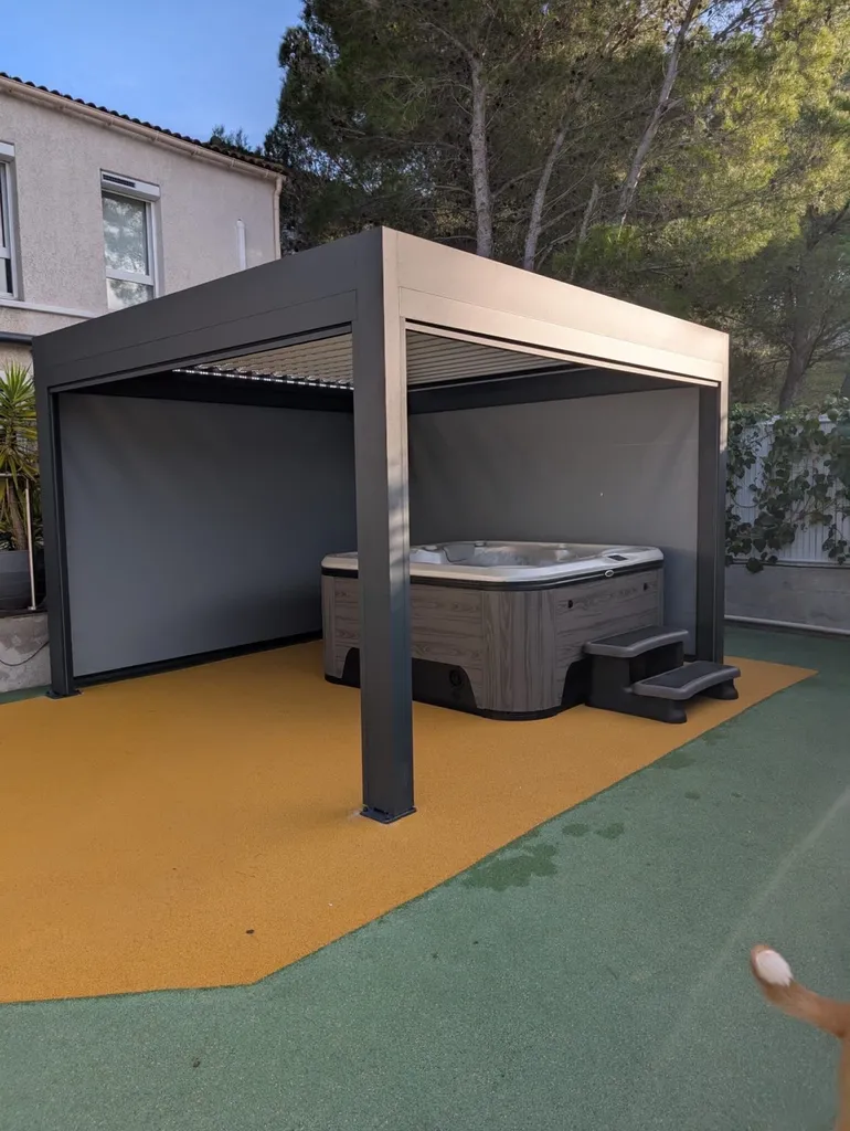 Mise en place d'une pergola Bioclimatique Marquises modèle IZI sur Ensues la Redonne