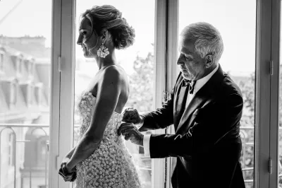 Iconic bride and groom portrait overlooking the Vendôme Column