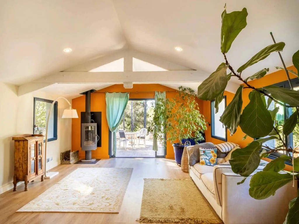 PERNES-LES-FONTAINES : MAISON DE PLAIN-PIED EN POSITION DOMINANTE AU COEUR D'UNE PINÈDE   