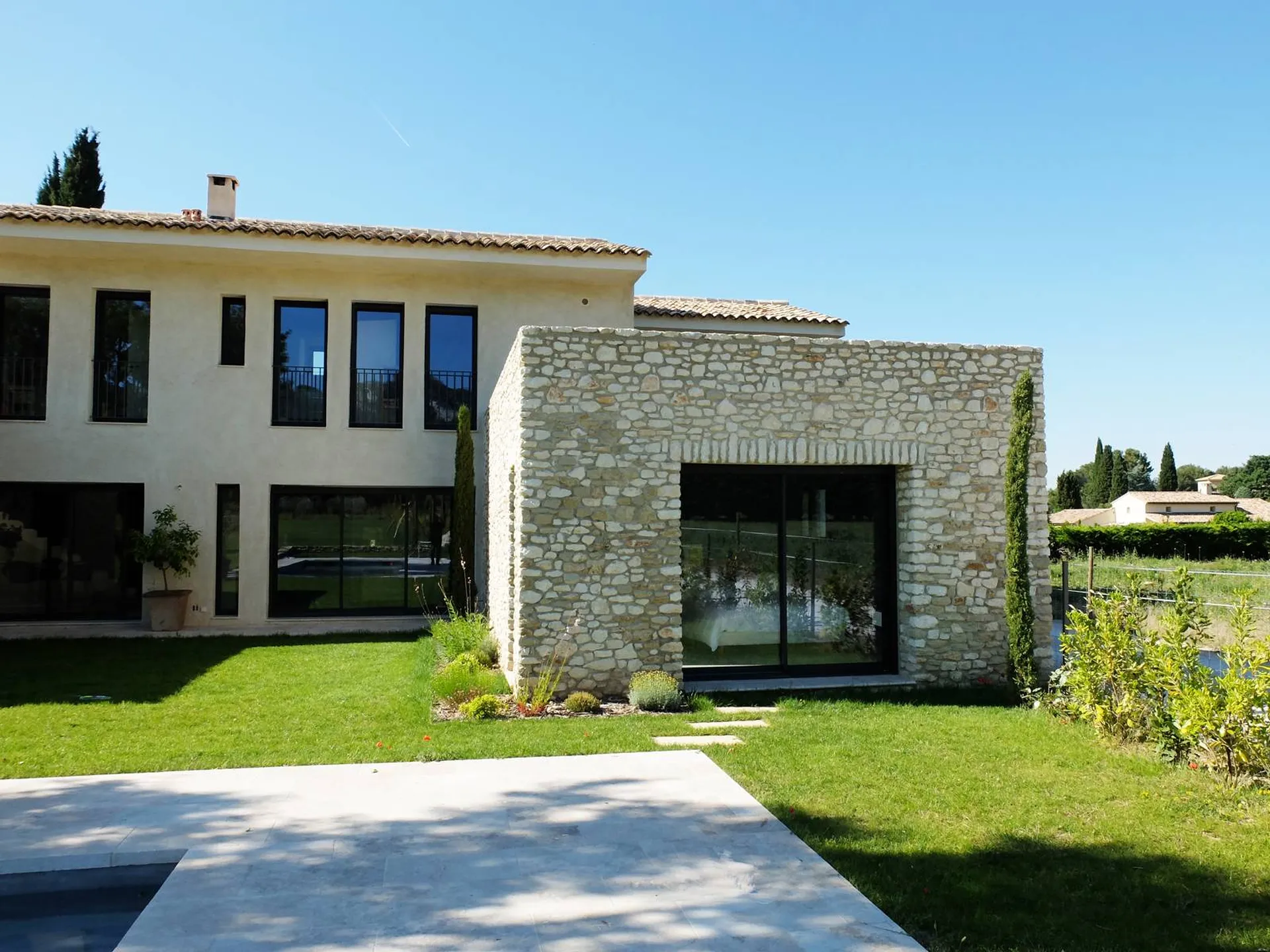Réalisation d'une maison individuelle de standing à l'architecture contemporaine sur Saint Rémy de Provence en plein cœur des Alpilles