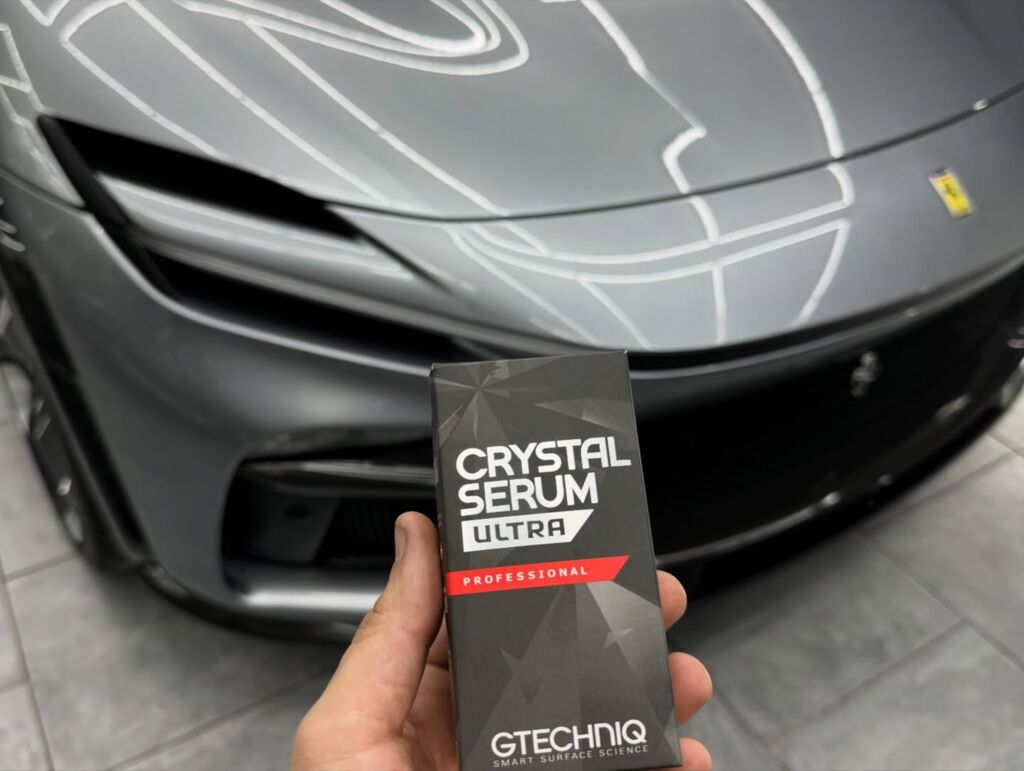 Polissage et traitement céramique Gtechniq Crystal Serum Ultra sur Ferrari Purosangue grise à Nice