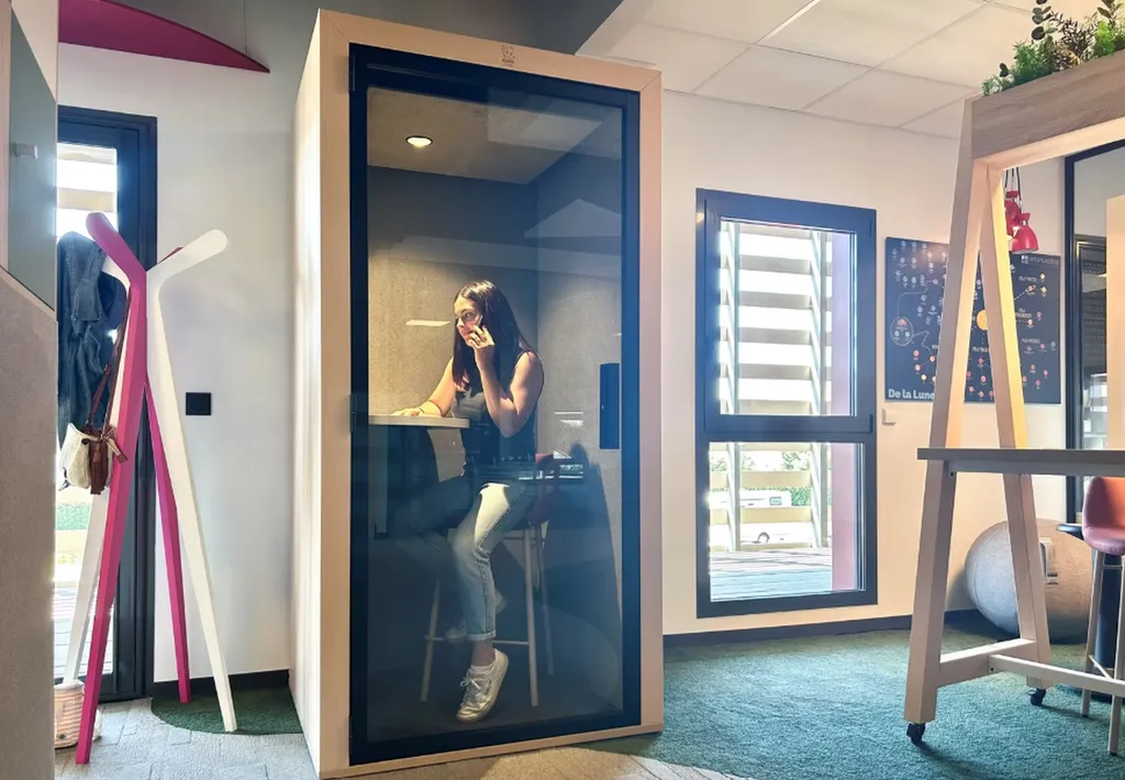 Cabine téléphonique insonorisée avec éclairage et ventilation pour un confort optimal. La CIOTAT