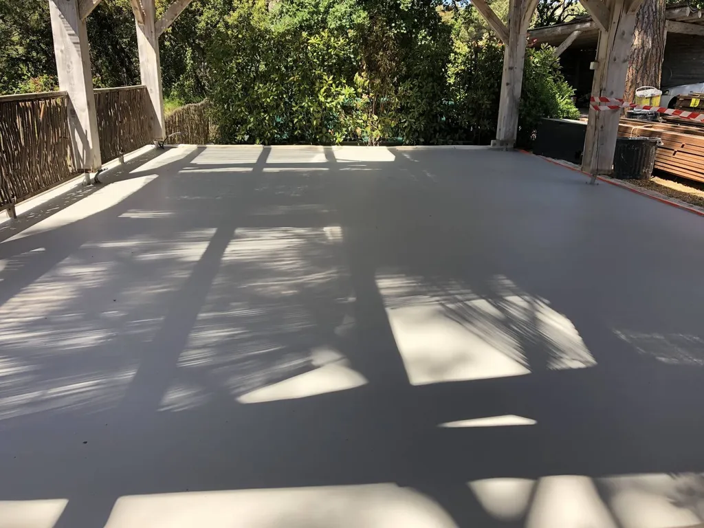 Pose de béton ciré extérieur de qualité par un artisan sérieux à Toulon 83000 Var