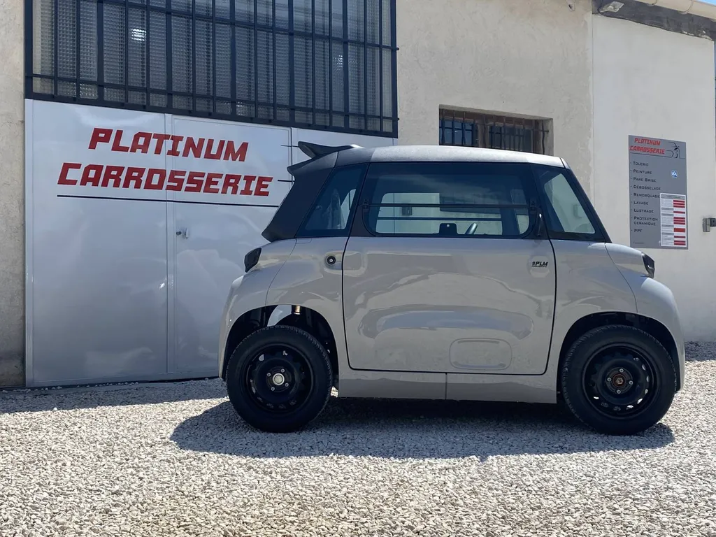 Personnalisation de voiture électrique Citroën AMI avec covering sur mesure à Marseille – Carrosserie spécialisée dans véhicules urbains à Aubagne et alentours