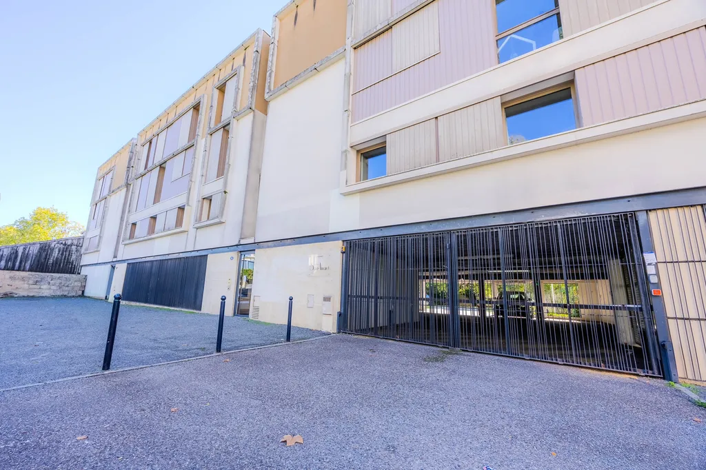 Très agréable appartement dernier étage avec terrasse et stationnement, Centre de Bordeaux Caudéran
