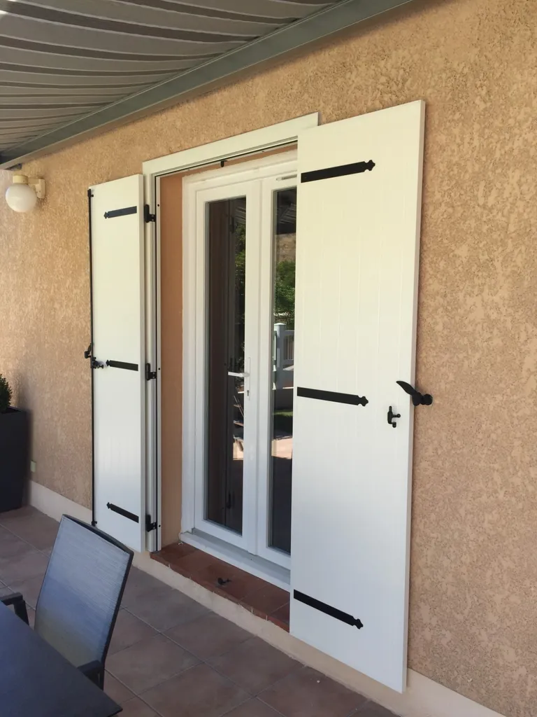 Volets battants isolé blanc sur Martigues 