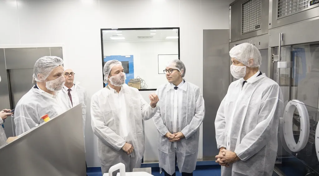 Laurent Wauquiez en visite chez BENTA Lyon : un soutien fort à la relocalisation pharmaceutique