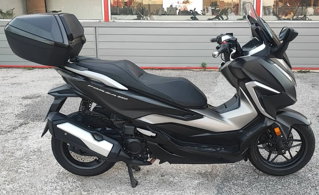 HONDA FORZA 350 TOP BOX DU 08/2021 AVEC 66400 KM.