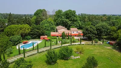 Velleron, Propriété avec 4 gîtes indépendants et piscine en bord de Sorgue au coeur de plus d' 1,2 hectares