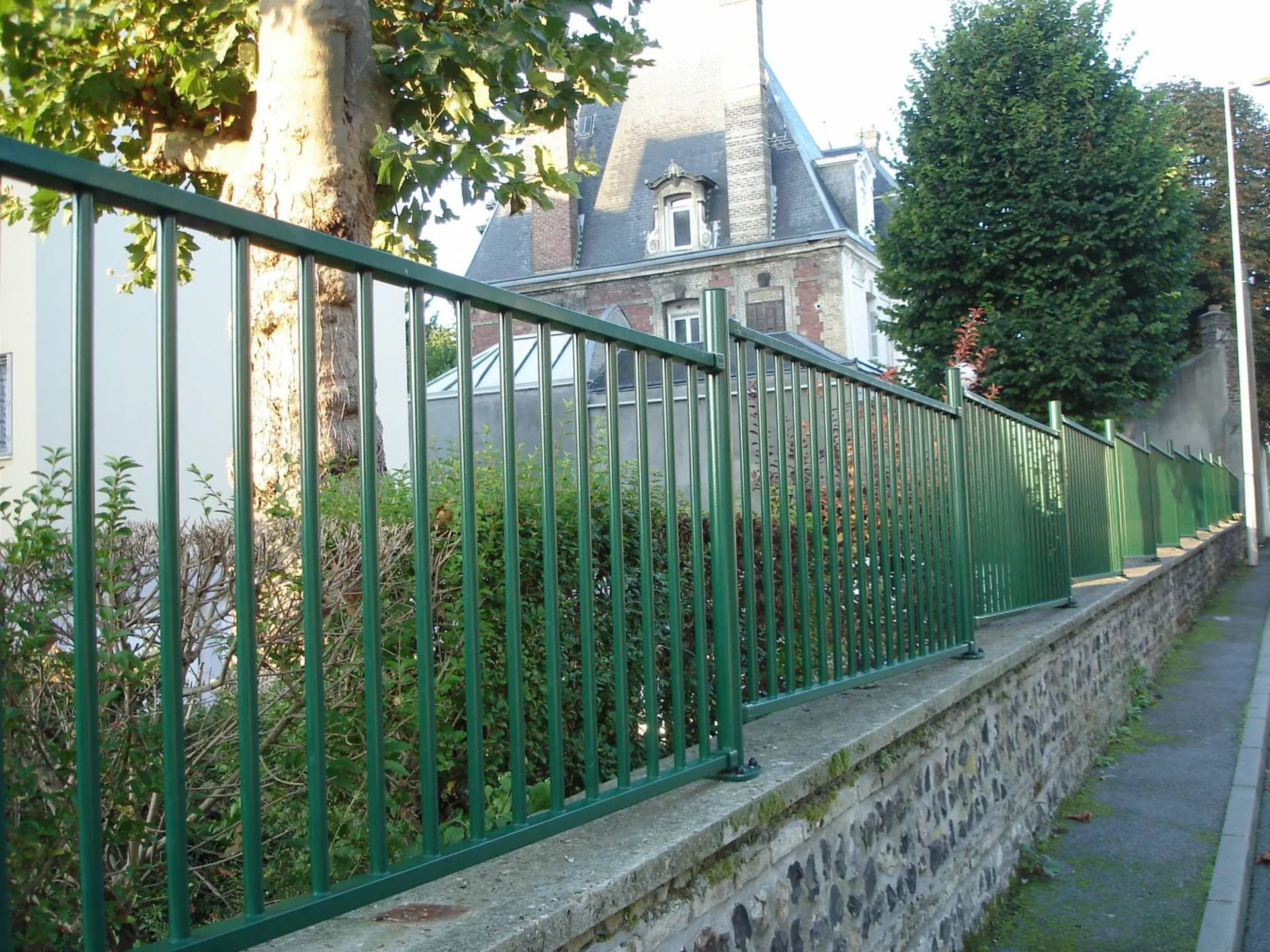 réalisation d'une clôture barreaudée sur muret en Normandie 