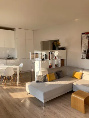 Belle appartement familial de 83m2, très lumineux, au dernier étage d'un immeuble en pierre de taille à l'entrée du parc de Maisons Laffitte comprenant un séjour exposé sud, 3 chambres  et un bureau.