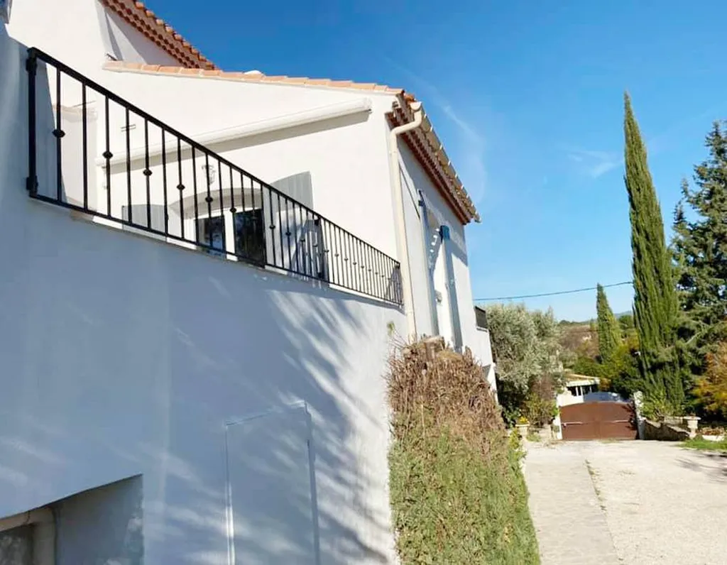 Garde-corps extérieur en fer forgé sur le pourtour d'une maison à Martigues dans les Bouches du Rhône