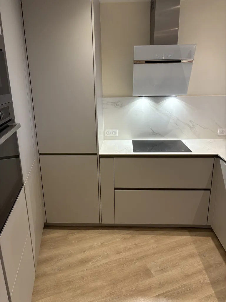 Transformation d'une cuisine avec effet bois clair sur la cote d'azur