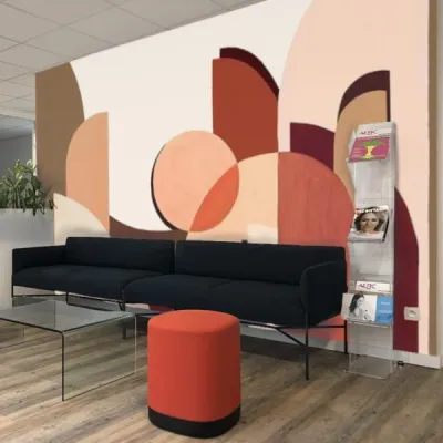 Ambiance contemporaine et chaleureuse avec mobilier ergonomique, idéale pour renforcer le confort des salariés d’une PME en Nouvelle-Aquitaine, par l’Atelier D. architecte d’intérieur à Bordeaux.