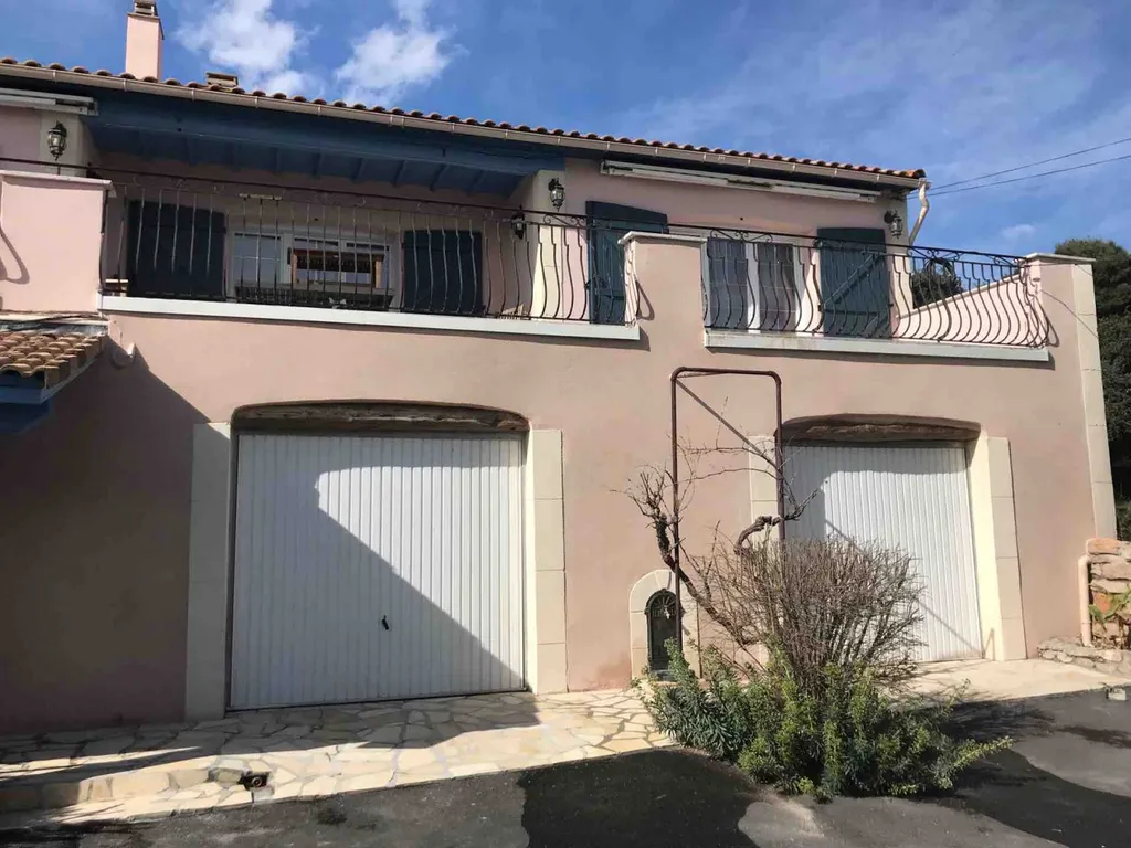 Torchis gratté à l'ancienne avec chaînes d'angle et encadrements sur villa traditionnelle à Poussan proche de Sète
