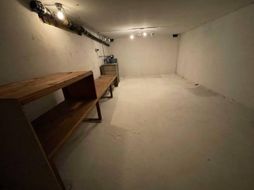 une maison avec garage