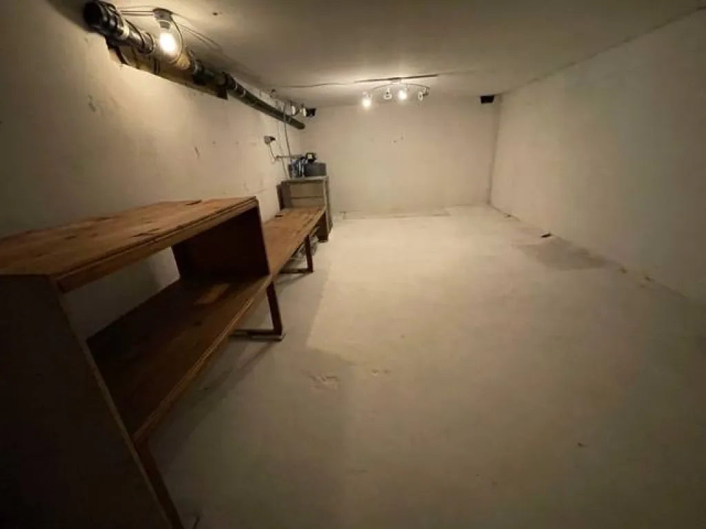 une maison avec garage