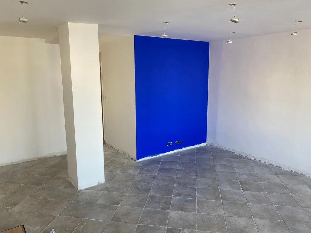 Application peinture de couleur bleu dans appartement Lavandou