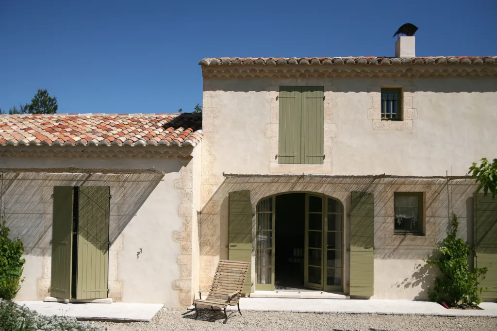 Installation de volets battants en bois ou volets coulissants en aluminium sur mesure à Ecully, fabrication française garantie 25 ans