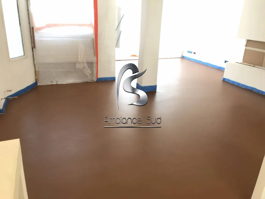 SOL EN BÉTON CIRÉ COULE AVEC UNE CHAPE MINCE FIBRE TEINTE A BOUC BEL AIR 13