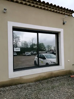 Accentuez l'intimité de vos bureaux avec la pose de films occultants. CARROS 06.