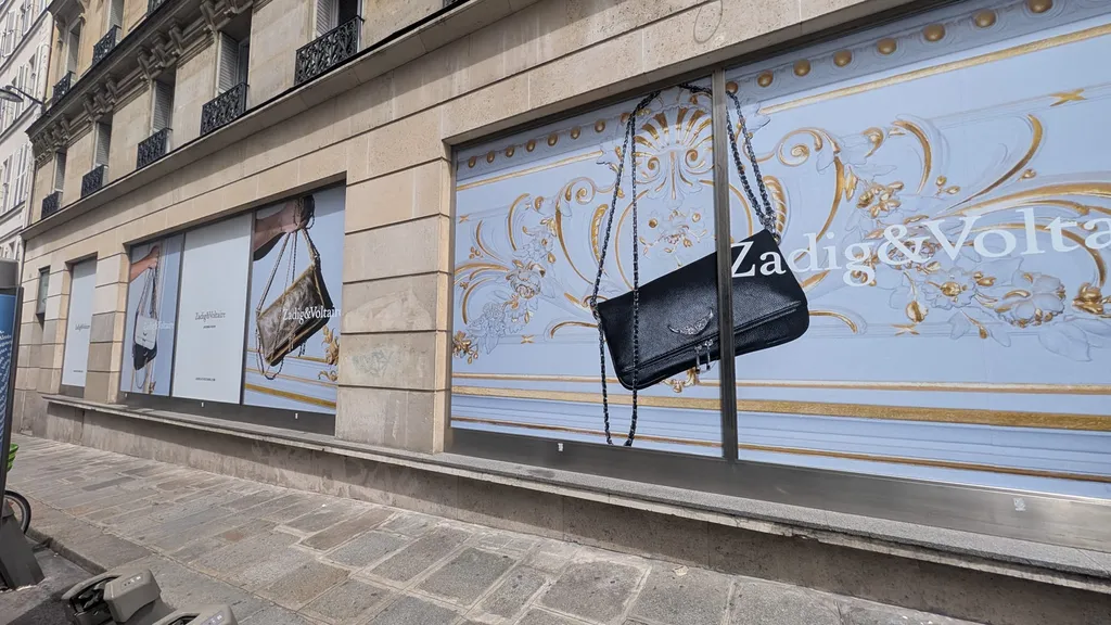 Vitrophanie pour annoncer l'ouverture de la nouvelle boutique Zadig et Voltaire à Paris 6