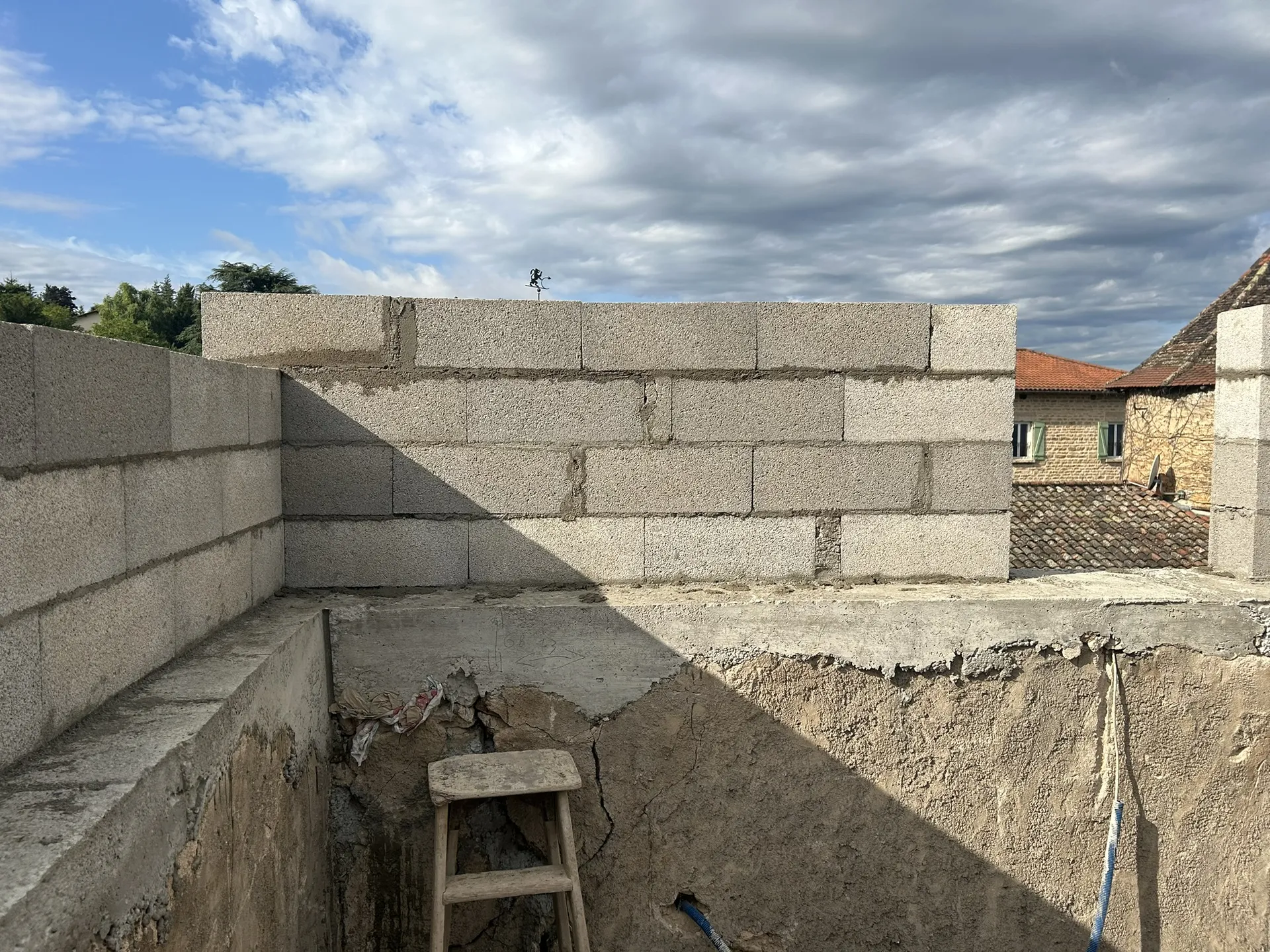 Montage de murs en moellons lors de travaux de maçonnerie dans le cadre d’une rénovation de maison à Anse (Rhône – 69).