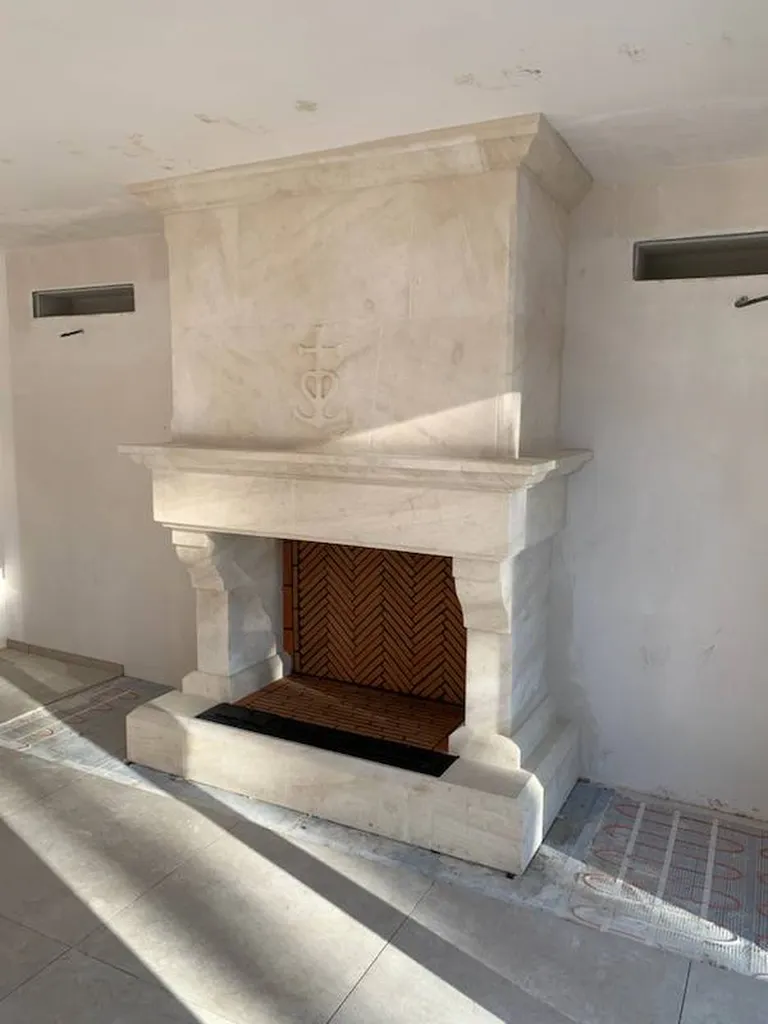 Cheminée en Pierre d'Estaillade et briques réfractaires à Fontvieille