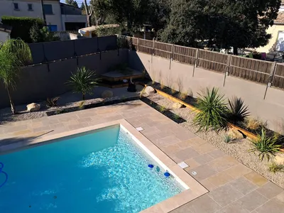 Aménagement zen autour d'une piscine à Châteauneuf-de-Gadagne