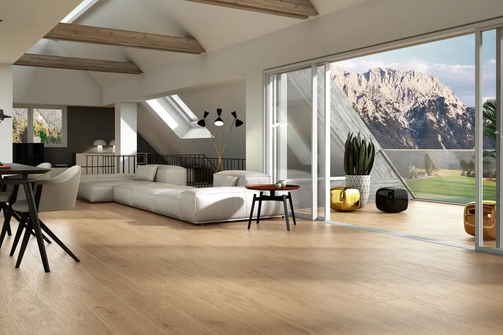 Le carrelage intérieur ARTWOOD aspect bois naturel chez Le Comptoir du Sol à Rouen et Dieppe : tendance 2025 pour sols élégants.