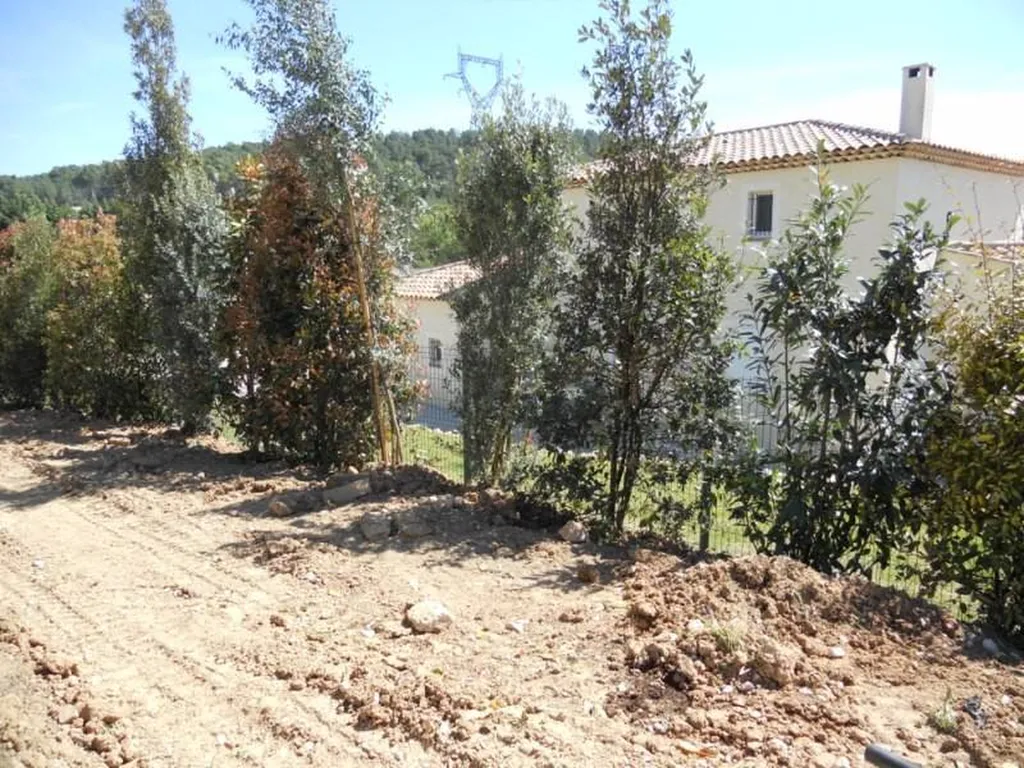 Plantation d'une Haie mixte par le paysagiste de Fuveau.