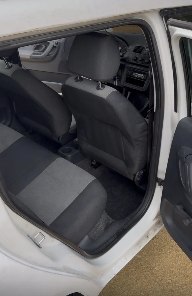 Nettoyage intérieur d'une Clio 2 avec shampouinage des moquettes et nettoyage approfondi des tissus des sièges à Saint-Julien-en-Genevois en Haute-Savoie