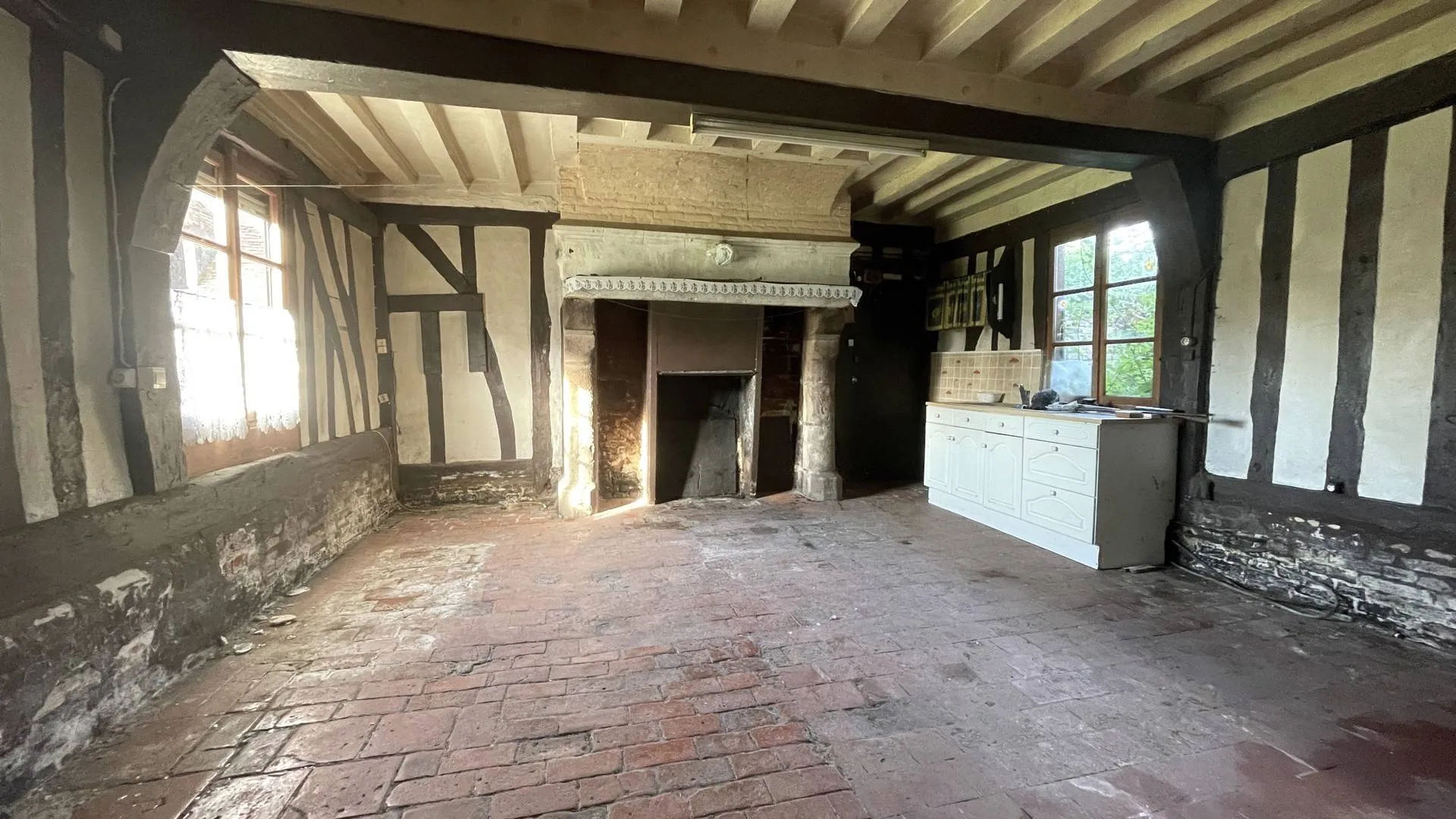 Corps de ferme à vendre en Normandie, proche Neufchâtel-en-Bray : Maison avec escalier d’origine, cheminées anciennes et combles aménageables de 25 m².