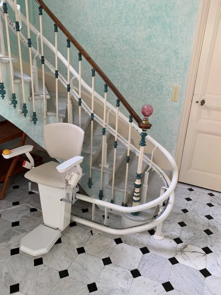 Installation d'un fauteuil monte-escalier OTOLIFT TWO dans un escalier tournant en marbre à Menton près de Nice