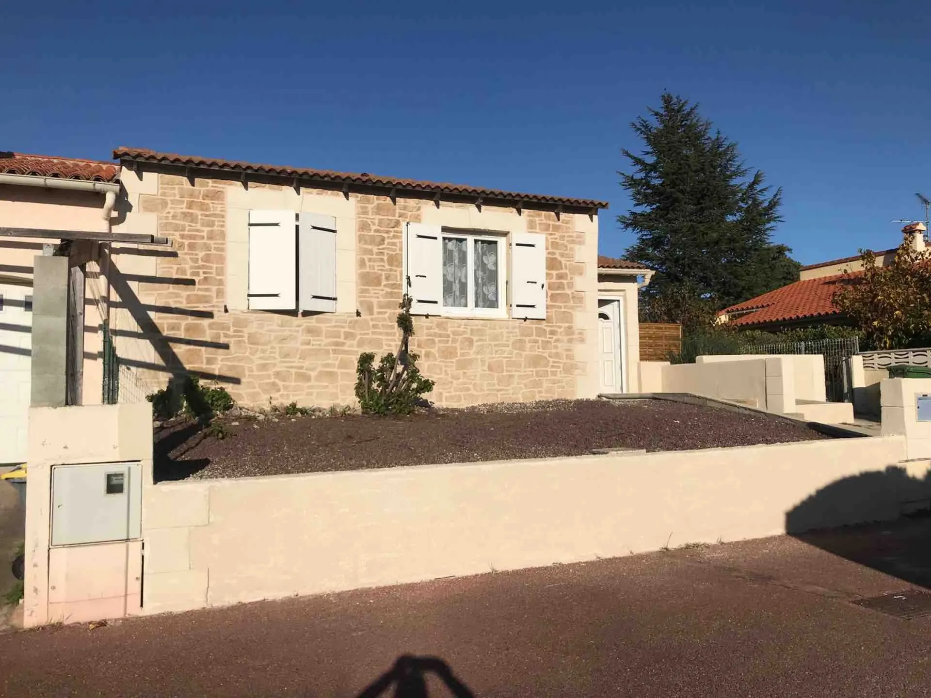 Facade en pierre taillée à Saint-Estève près de Perpignan dans les Pyrénées Orientales