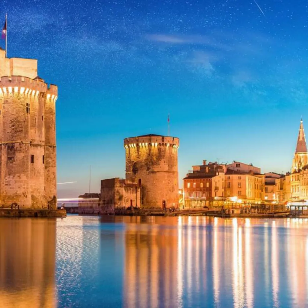 image de la ville de la rochelle de nuit avec reflet de la ville dans le port, photo du site camping atlantique 