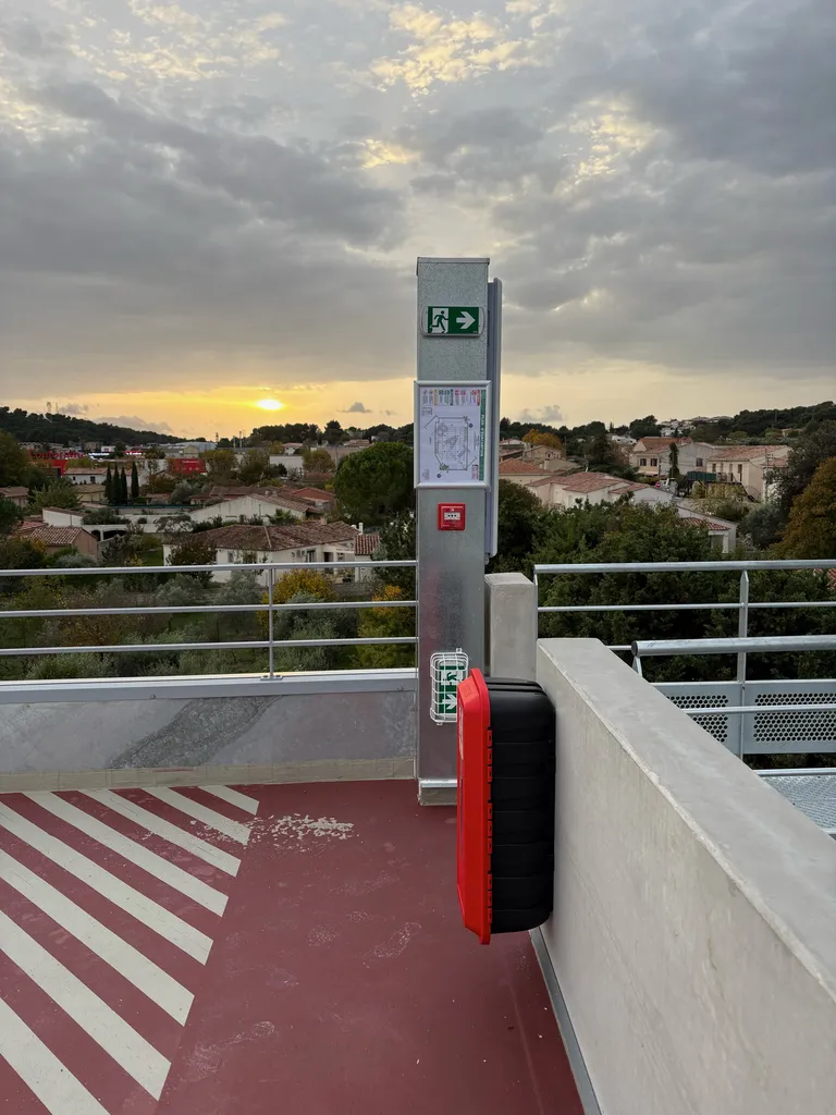 Installation d’extincteurs, bac à sable et plans d’évacuation pour un parking à Plan de Campagne – Les Pennes-Mirabeau