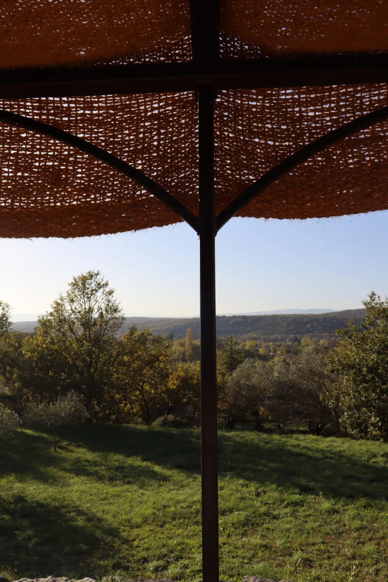 Pergola en fer forgé avec une toile de jute à Pradons en Ardèche pour l'été.