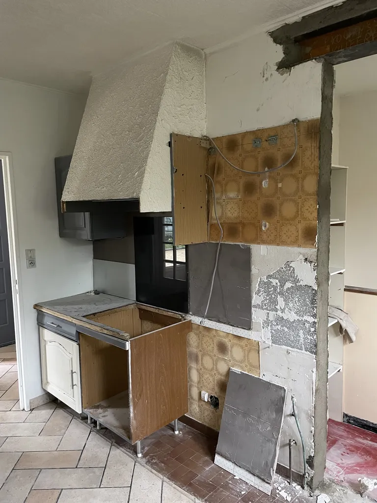 Ouverture d’un mur porteur avec pose d’un IPN lors de la rénovation de cuisine à Châtillon-sur-Chalaronne dans l’Ain (01), afin d’agrandir l’espace et améliorer la circulation