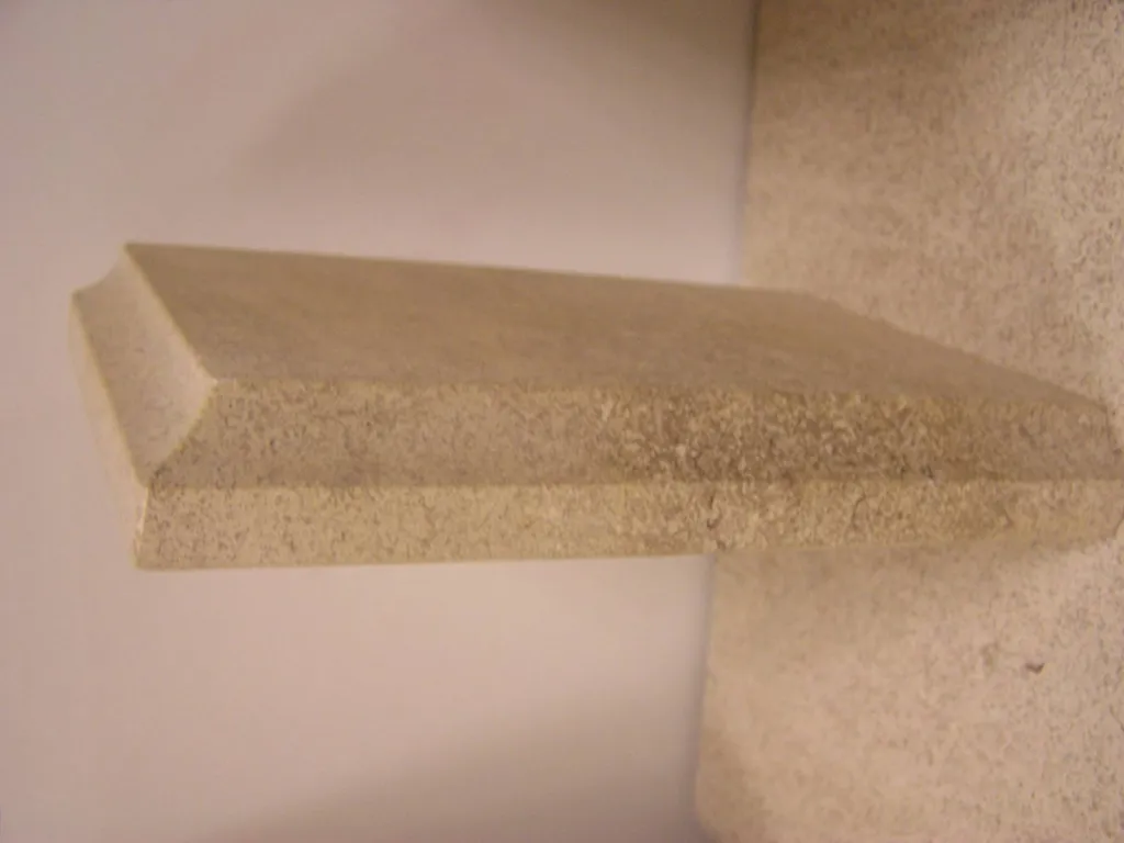 Tailleur de pierre en pierre de France, pierre du Périgord et pierre de Dordogne.  Moulure et taille de pierre en Occitanie proche Provence.