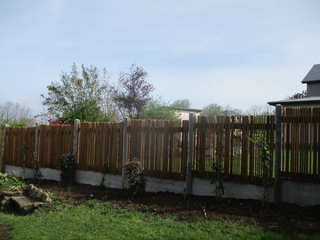 Vous recherchez une solution d'aménagement extérieur qui allie l'authenticité du bois à une fonctionnalité éprouvée, particulièrement adaptée aux bords de mer ? Clôtures Bataille, votre entreprise spécialisée dans l'installation de clôtures, vous propose 