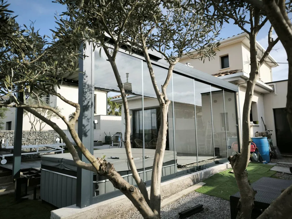 Installation d'un mur de verre sur mesure sur la commune de Nîmes dans le Gard